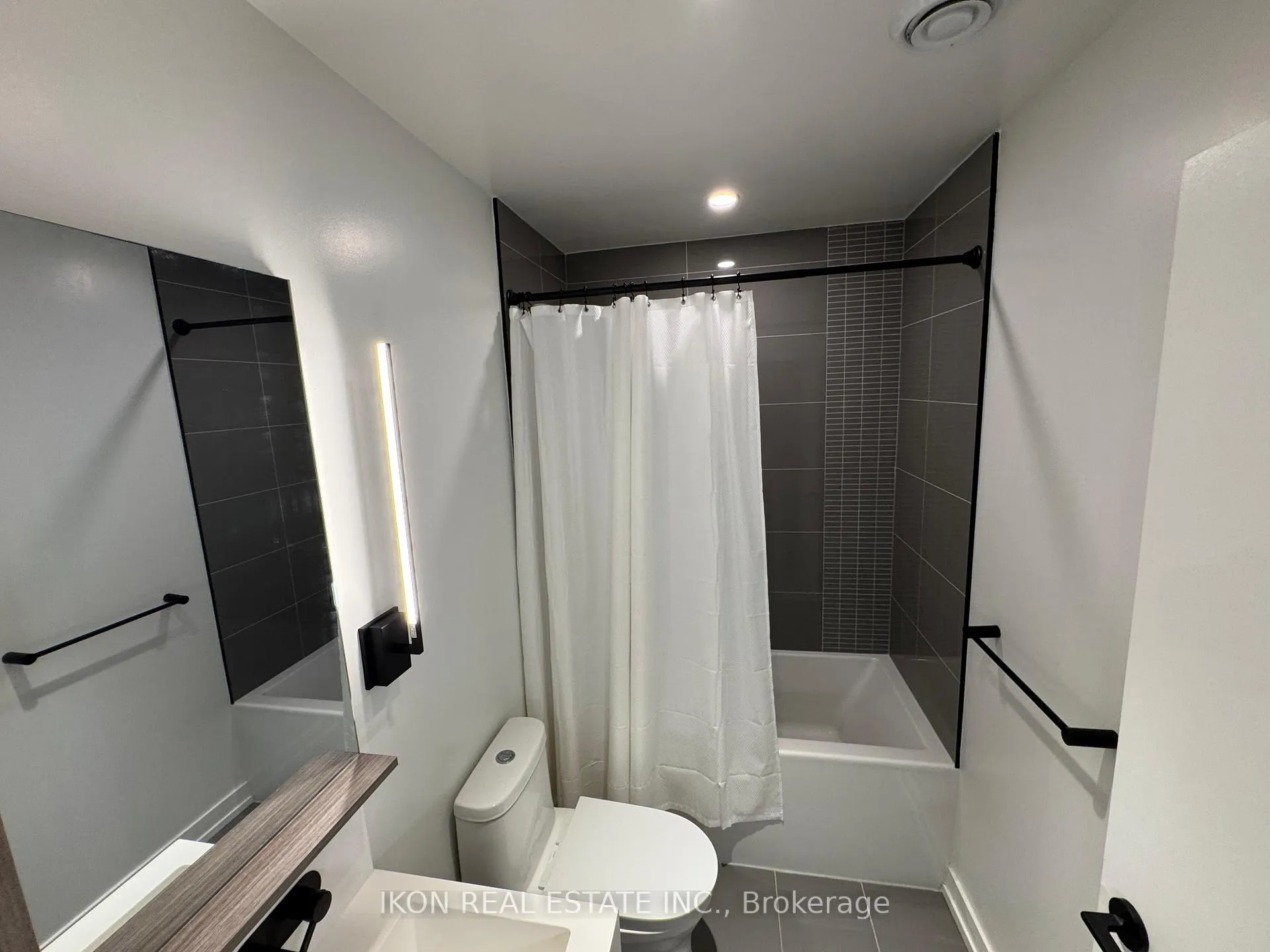 Photo 5 of Unit 702, 117 Broadway Avenue, Toronto, Mount Pleasant West — HOMEH