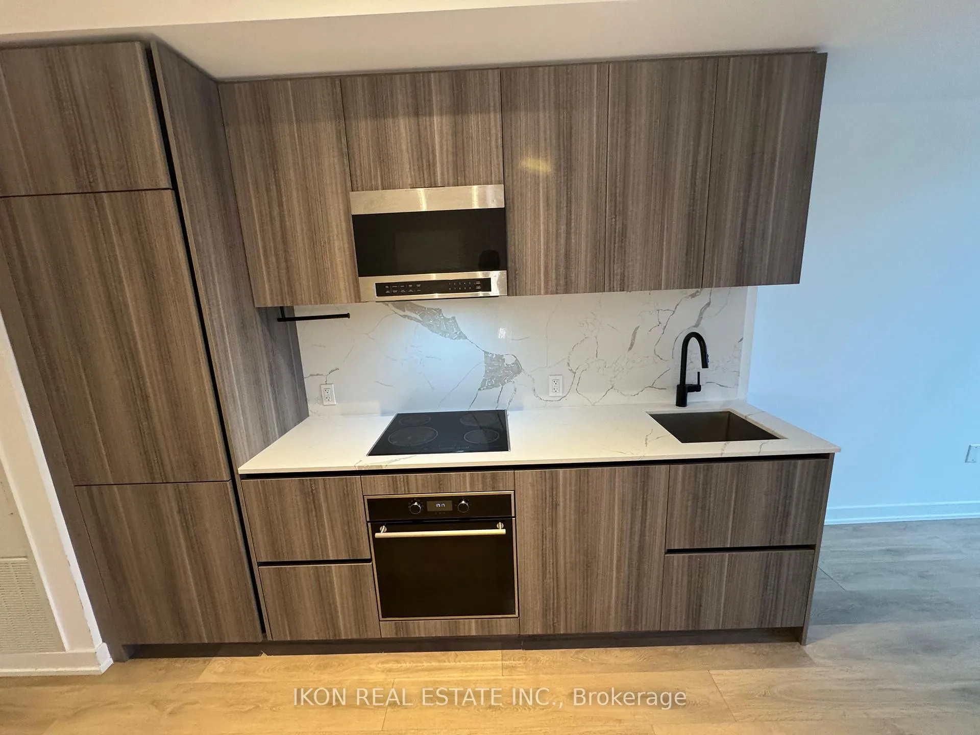 Photo 6 of Unit 702, 117 Broadway Avenue, Toronto, Mount Pleasant West — HOMEH