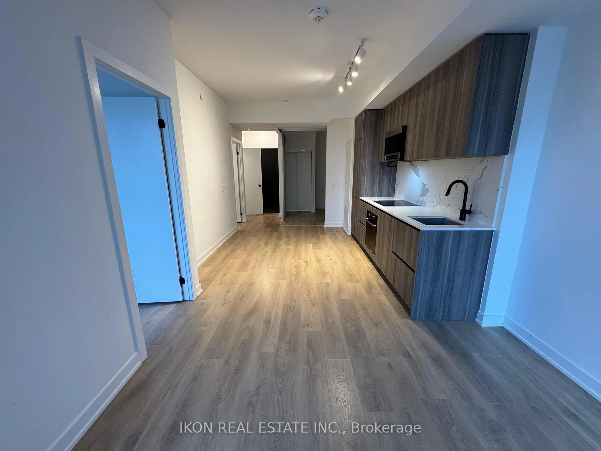 Photo 7 of Unit 702, 117 Broadway Avenue, Toronto, Mount Pleasant West — HOMEH