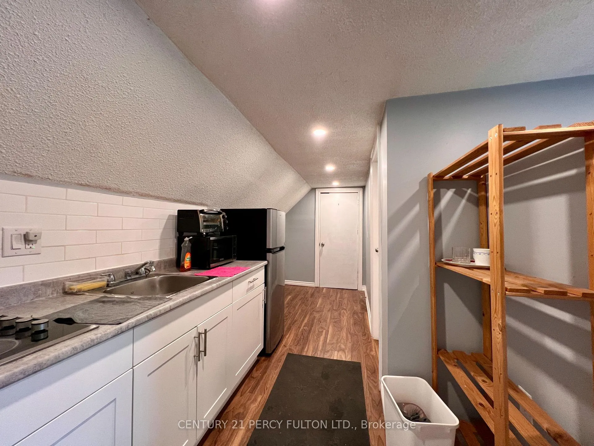 Photo 4 of 108 Cumberland Avenue, Hamilton, St. Clair — HOMEH