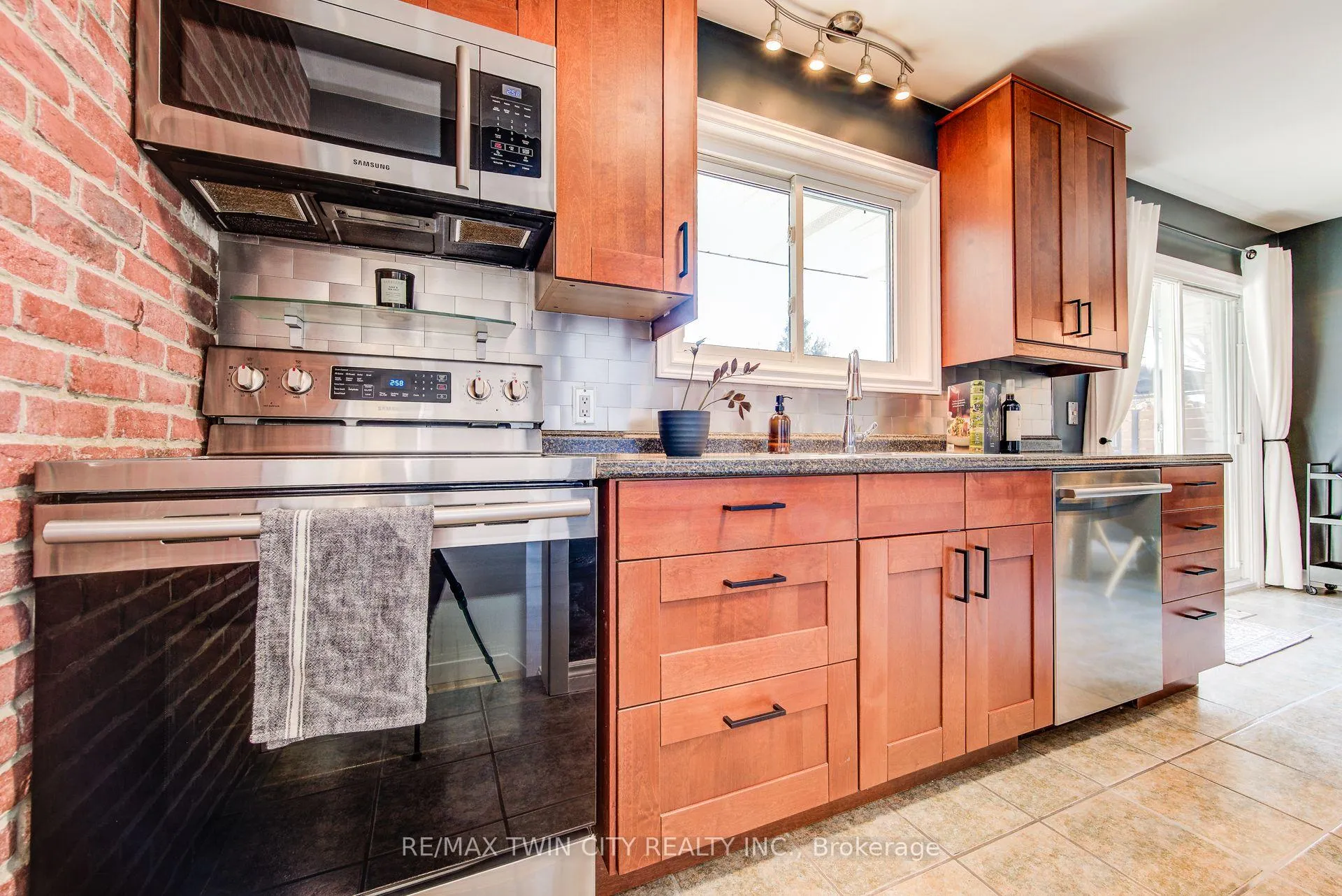 Photo 16 of 18 Duncairn Avenue, Kitchener — HOMEH