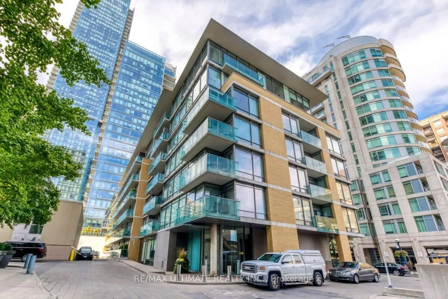 Front of Unit 514, 21 Scollard Street
