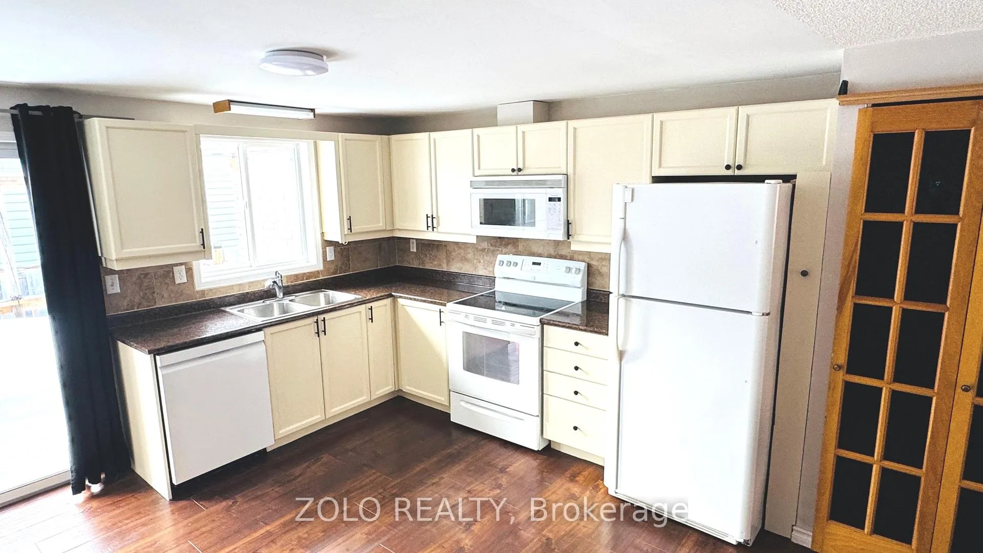 Photo 3 of 21 Columbia Road, Barrie, Holly — HOMEH