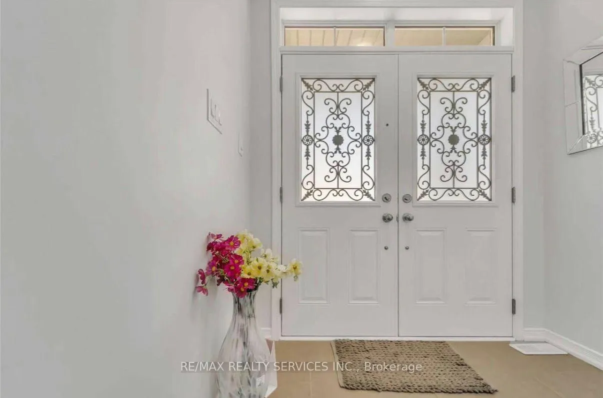 Photo 2 of 428 Queen Mary Drive, Brampton, Fletcher's Meadow — HOMEH