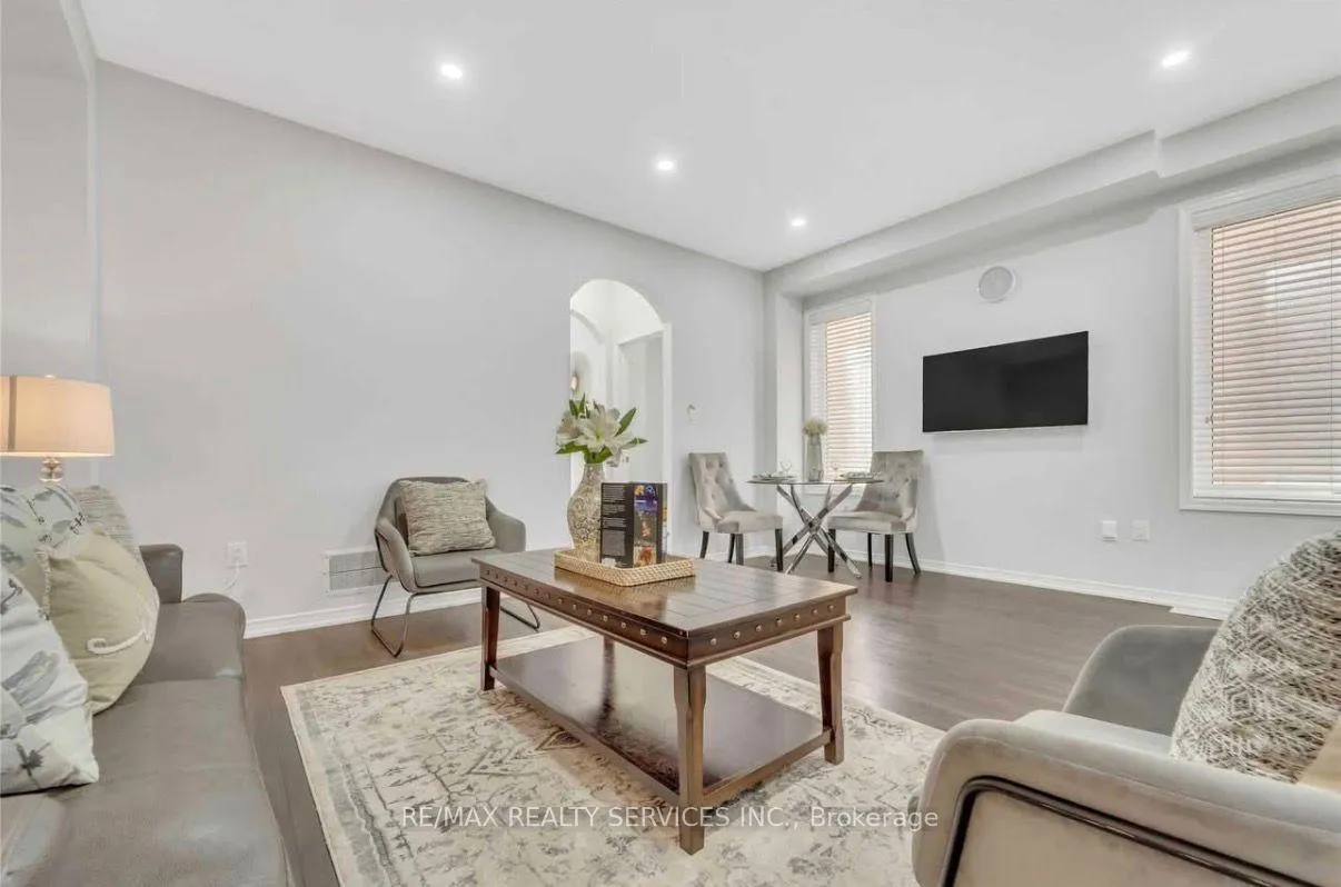 Photo 4 of 428 Queen Mary Drive, Brampton, Fletcher's Meadow — HOMEH