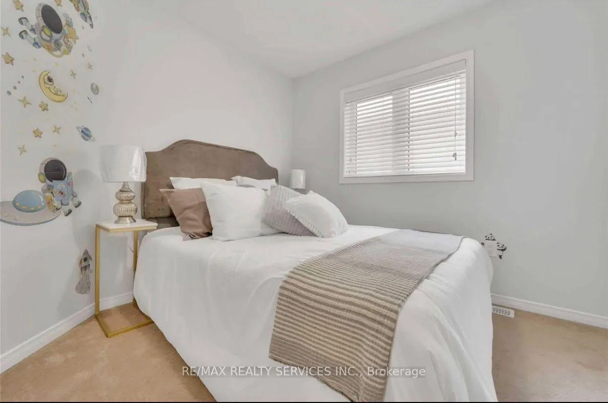 Photo 8 of 428 Queen Mary Drive, Brampton, Fletcher's Meadow — HOMEH