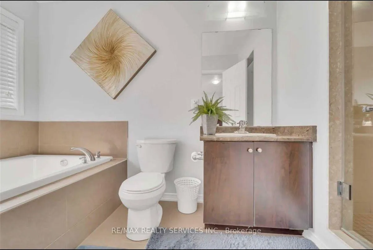 Photo 10 of 428 Queen Mary Drive, Brampton, Fletcher's Meadow — HOMEH
