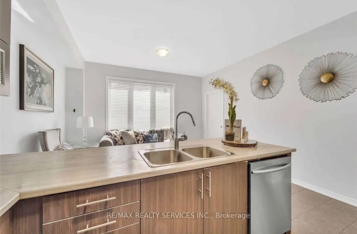 Photo 12 of 428 Queen Mary Drive, Brampton, Fletcher's Meadow — HOMEH