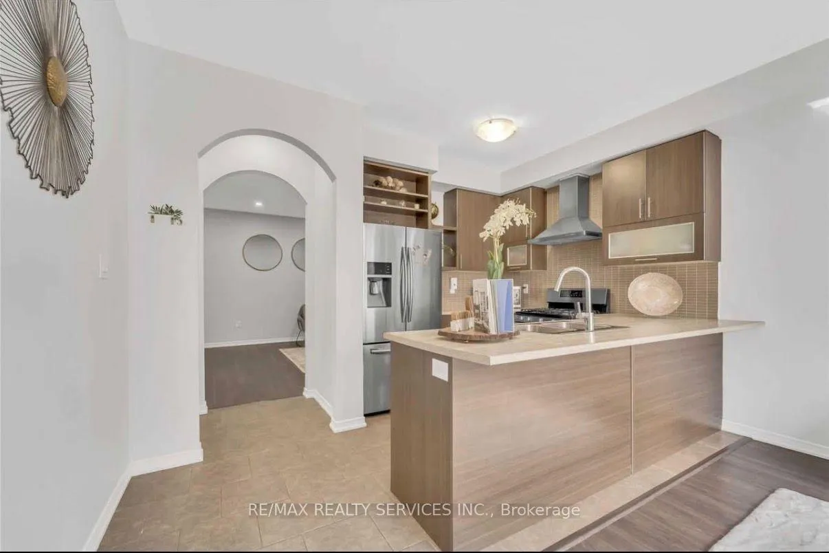Photo 13 of 428 Queen Mary Drive, Brampton, Fletcher's Meadow — HOMEH