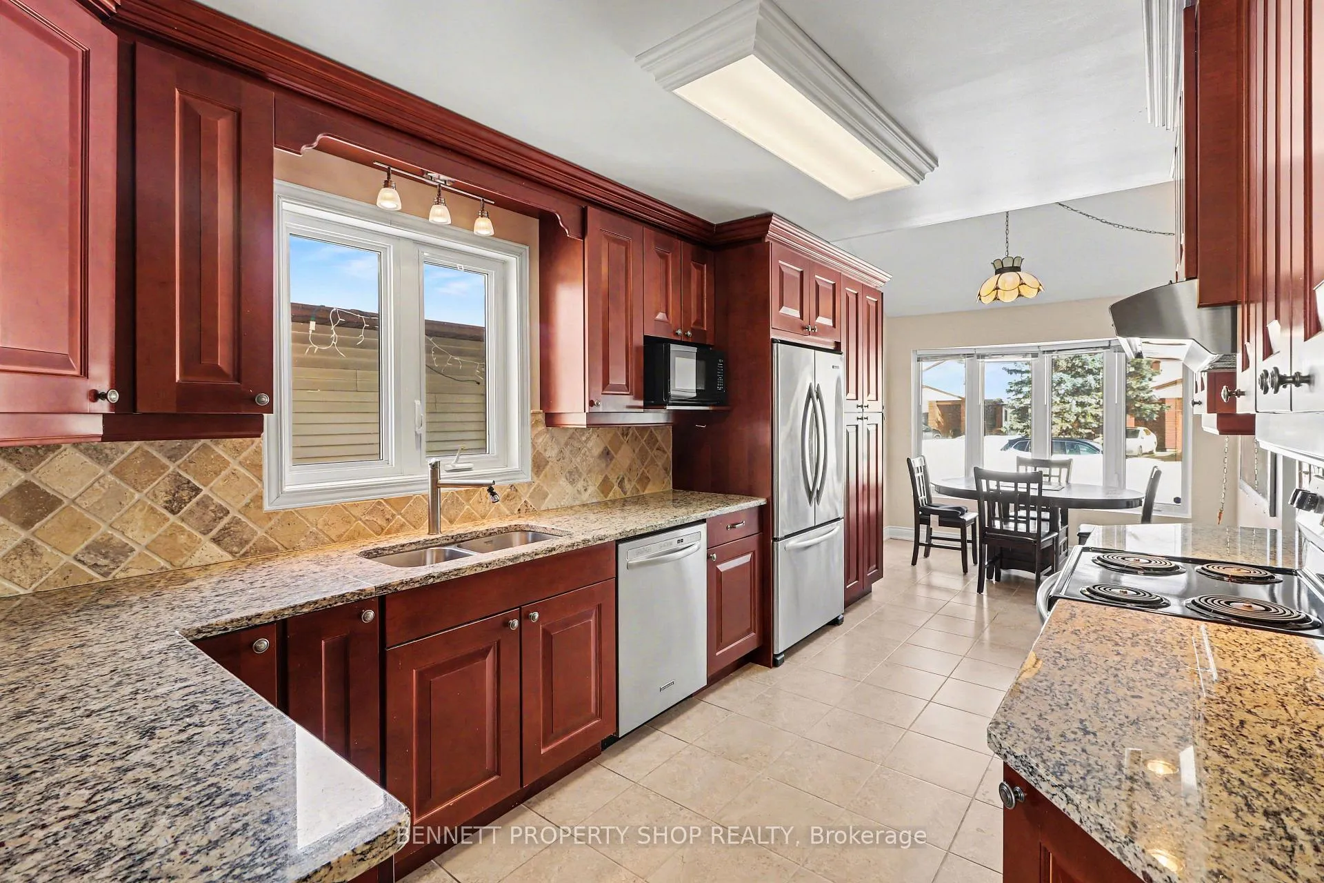 Photo 3 of 1408 Eastcliffe Way, Ottawa, Pineview — HOMEH