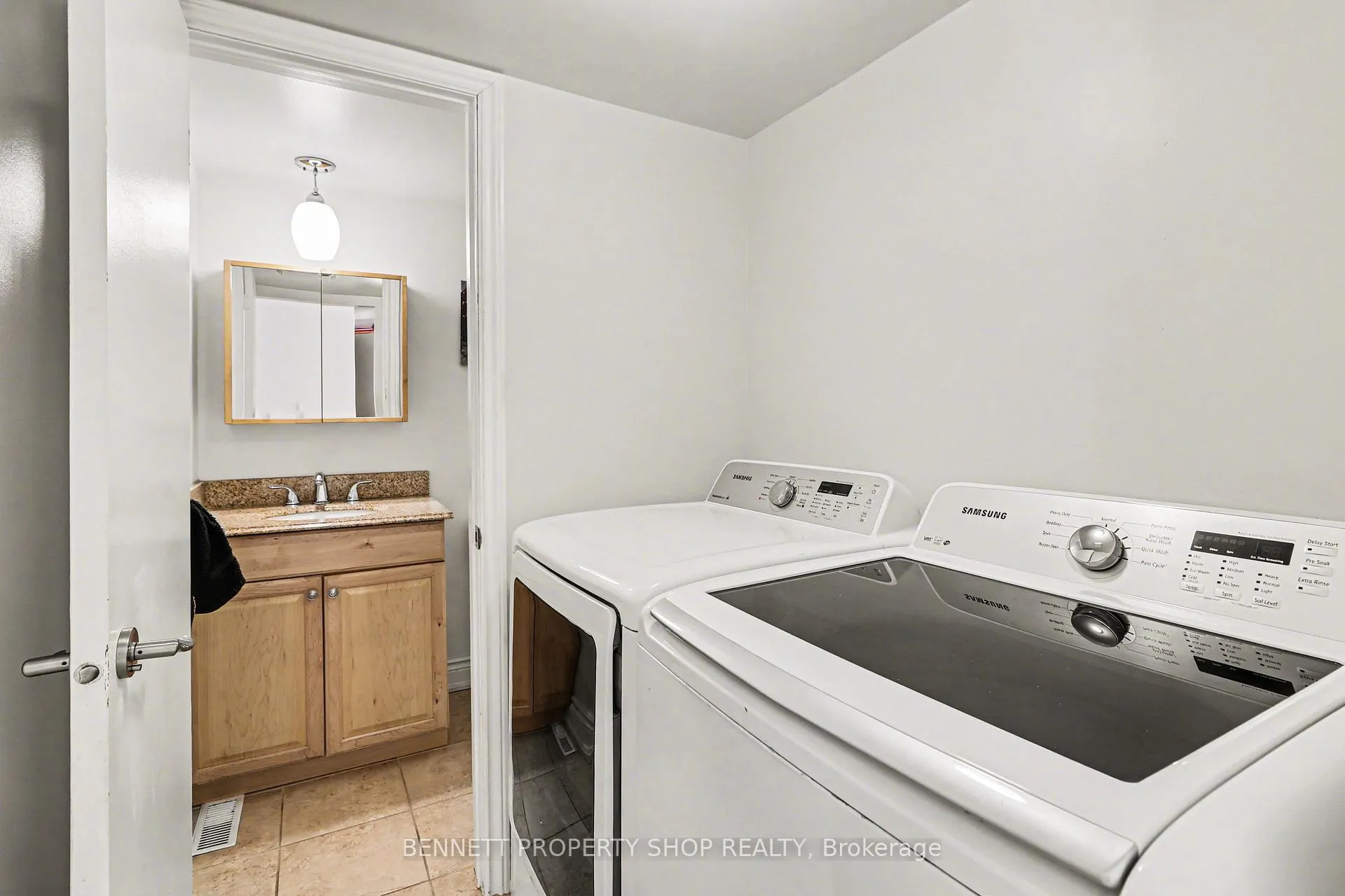 Photo 5 of 1408 Eastcliffe Way, Ottawa, Pineview — HOMEH