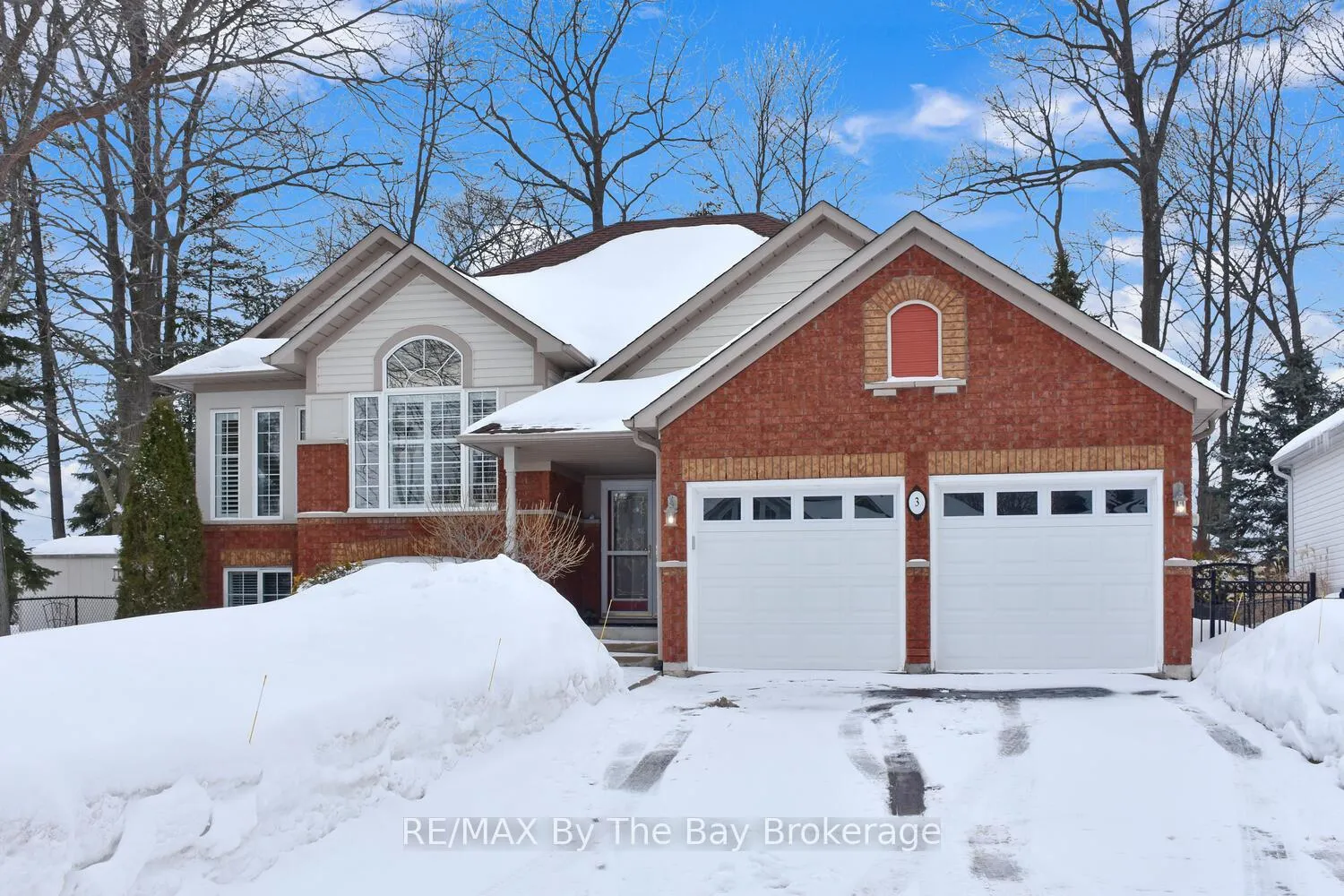 Photo 4 of 3 Foxwood Crescent, Wasaga Beach — HOMEH
