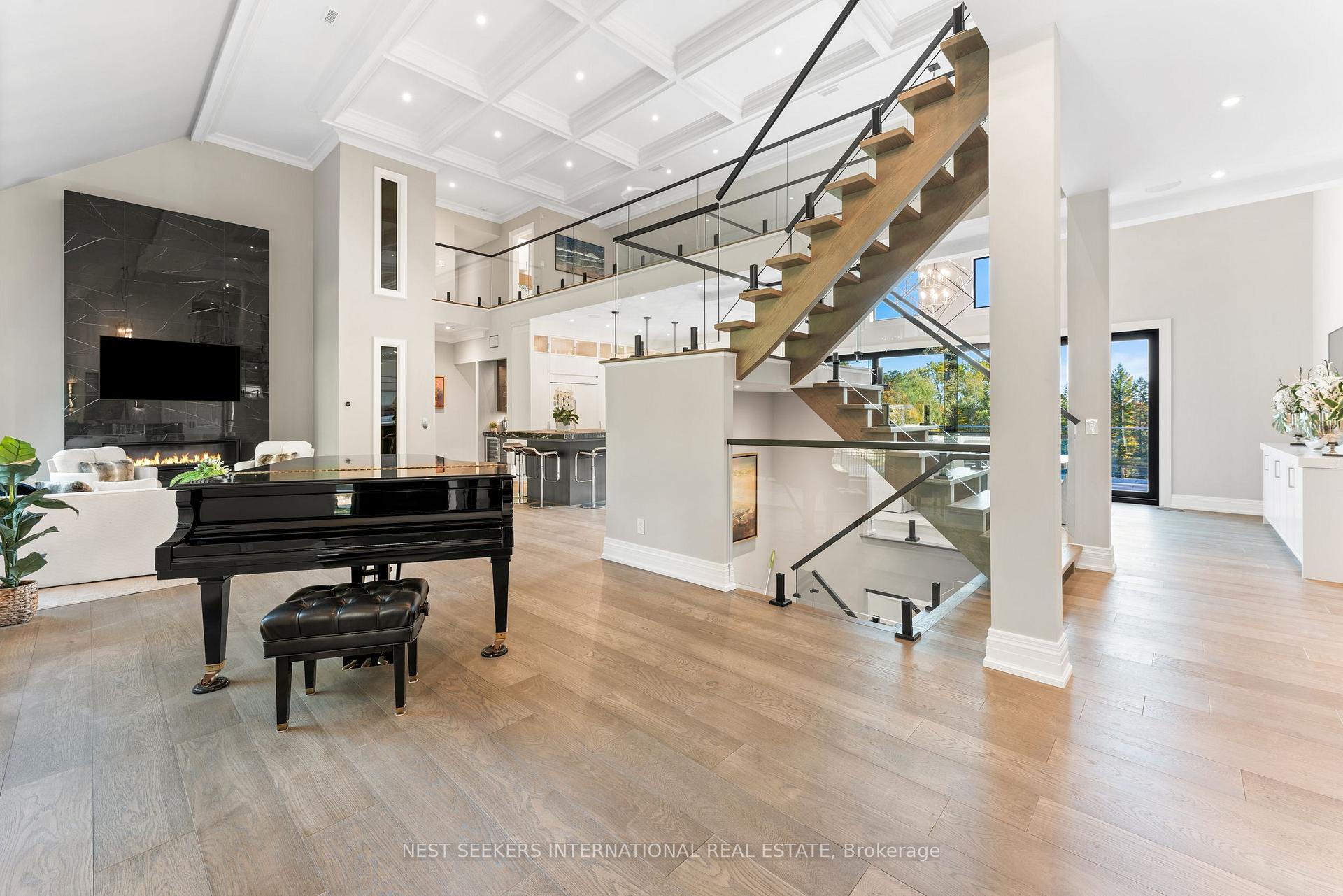 Photo 3 of 141 Kingscross Drive, King, King City — HOMEH