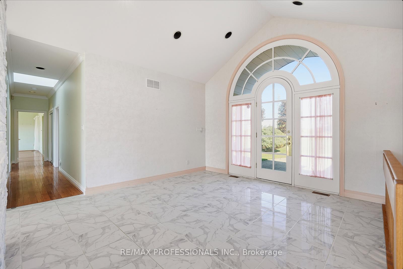 Photo 5 of 10050 Warden Avenue, Markham, Victoria Manor-Jennings Gate — HOMEH