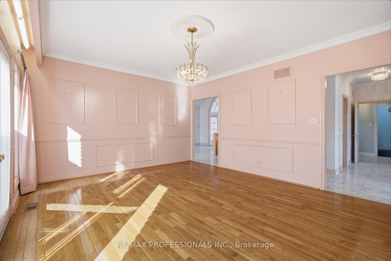 Photo 10 of 10050 Warden Avenue, Markham, Victoria Manor-Jennings Gate — HOMEH