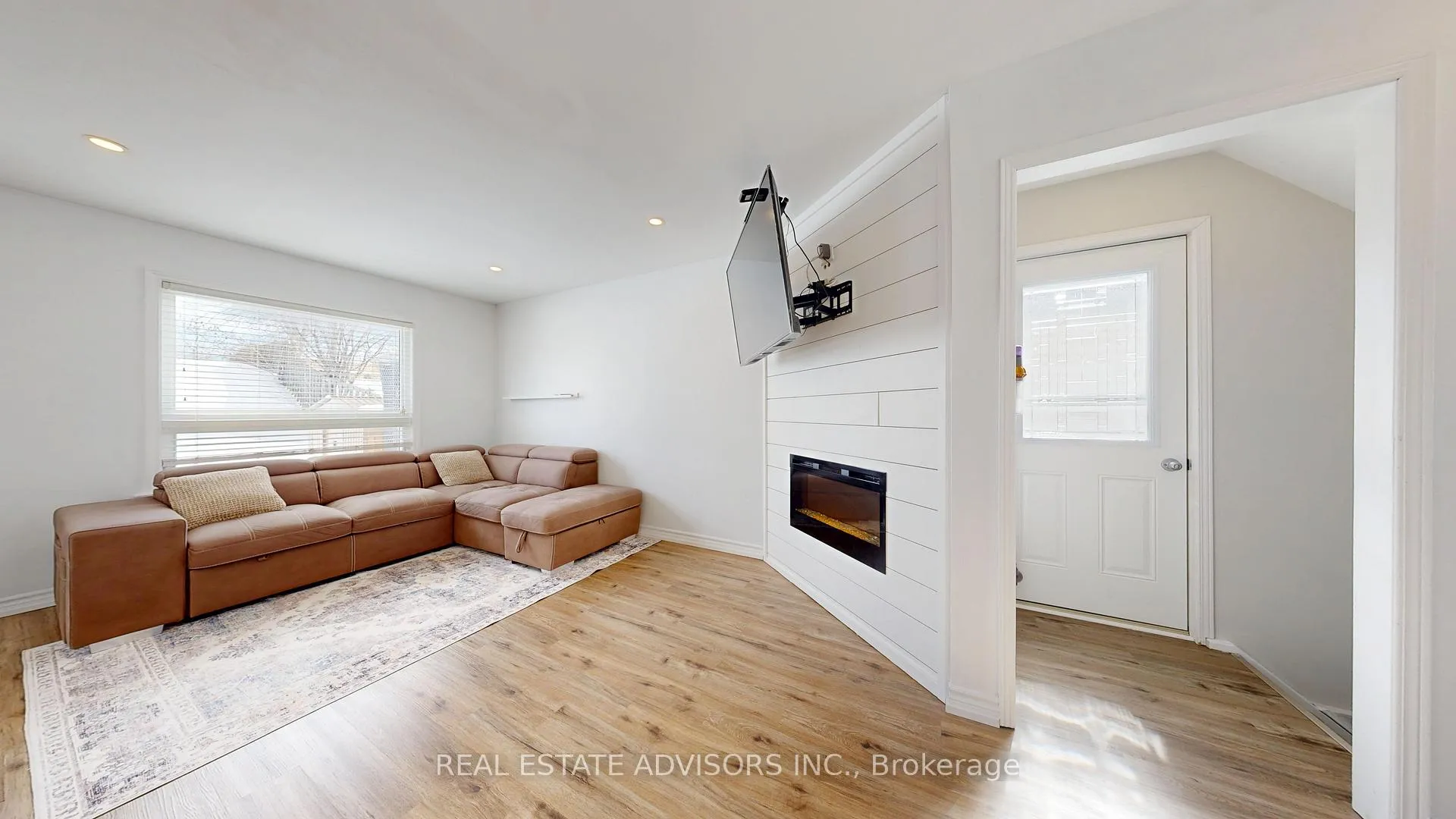 Photo 2 of 11 Hammell Boulevard, New Tecumseth, Tottenham — HOMEH