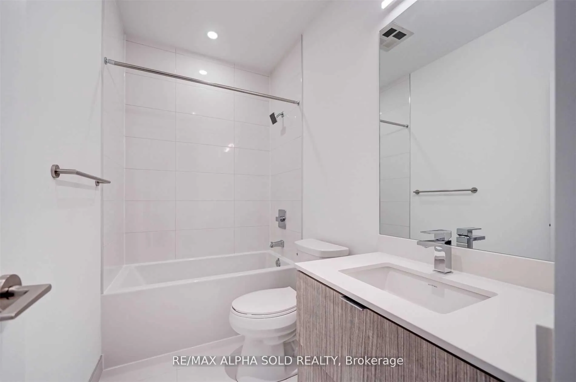 Photo 2 of Unit 2012, 395 Bloor Street E, Toronto, North St. James Town — HOMEH