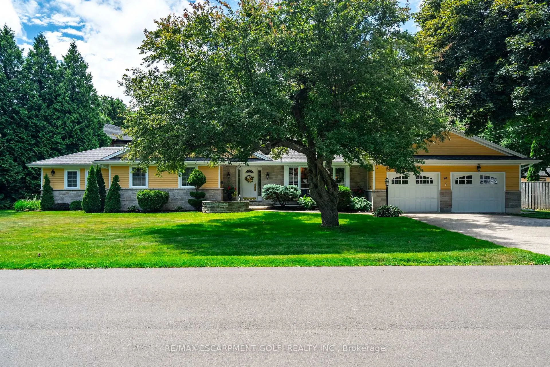 Photo 1 of 98 Hadley Drive, Hamilton, Ancaster — HOMEH