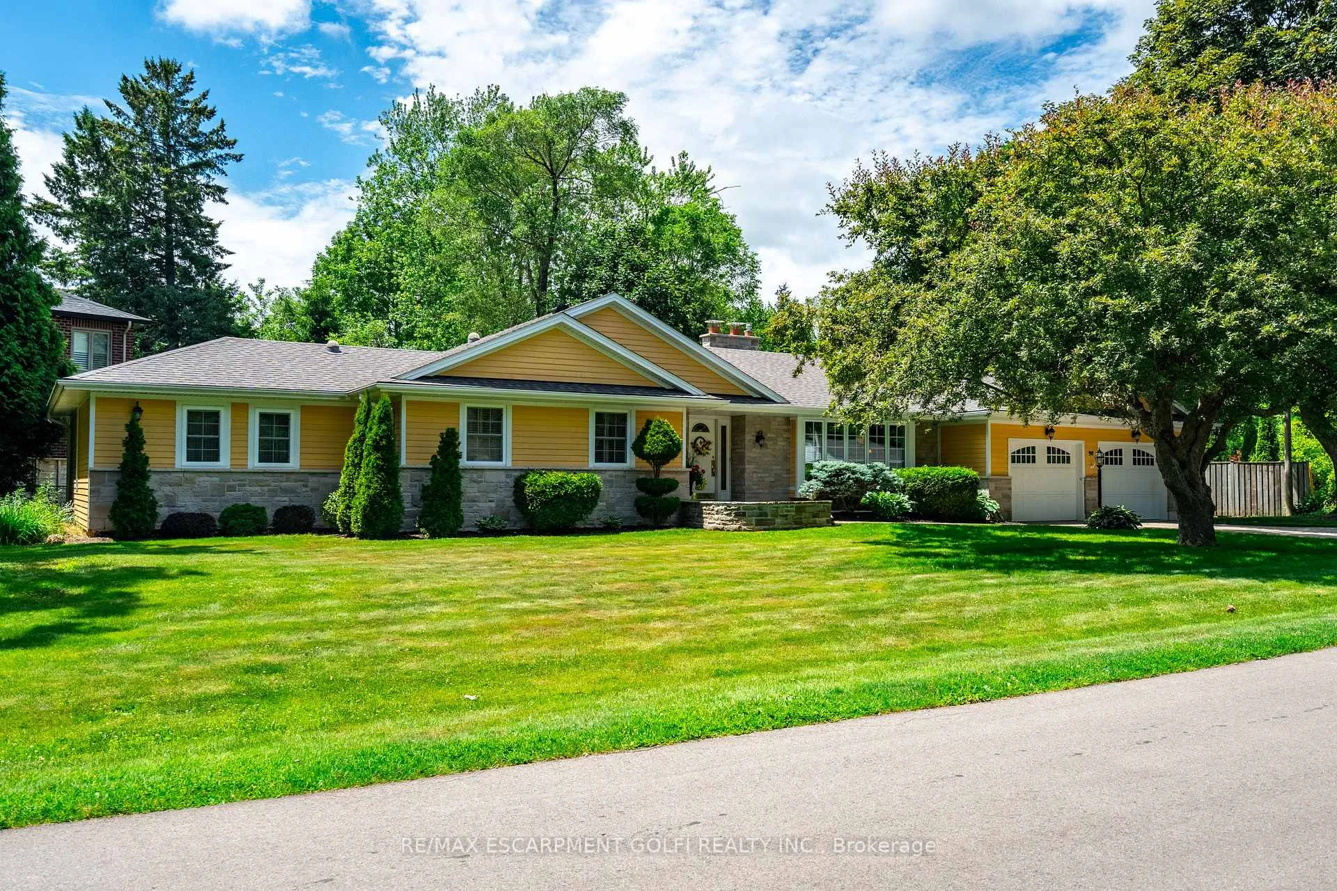 Photo 2 of 98 Hadley Drive, Hamilton, Ancaster — HOMEH