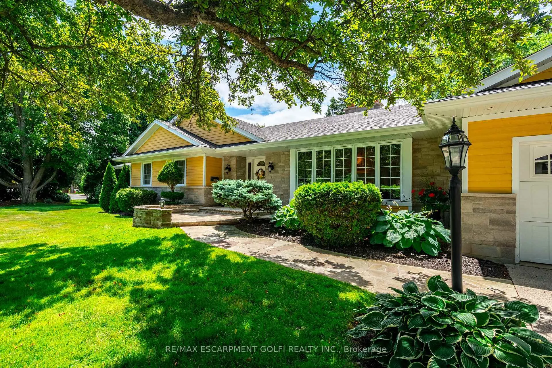 Photo 3 of 98 Hadley Drive, Hamilton, Ancaster — HOMEH