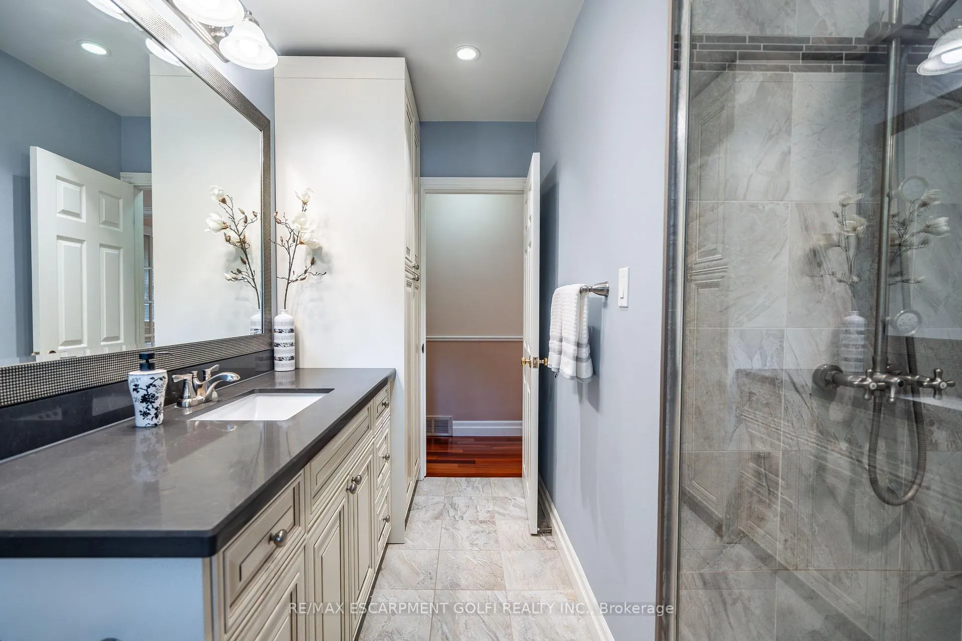 Photo 12 of 98 Hadley Drive, Hamilton, Ancaster — HOMEH