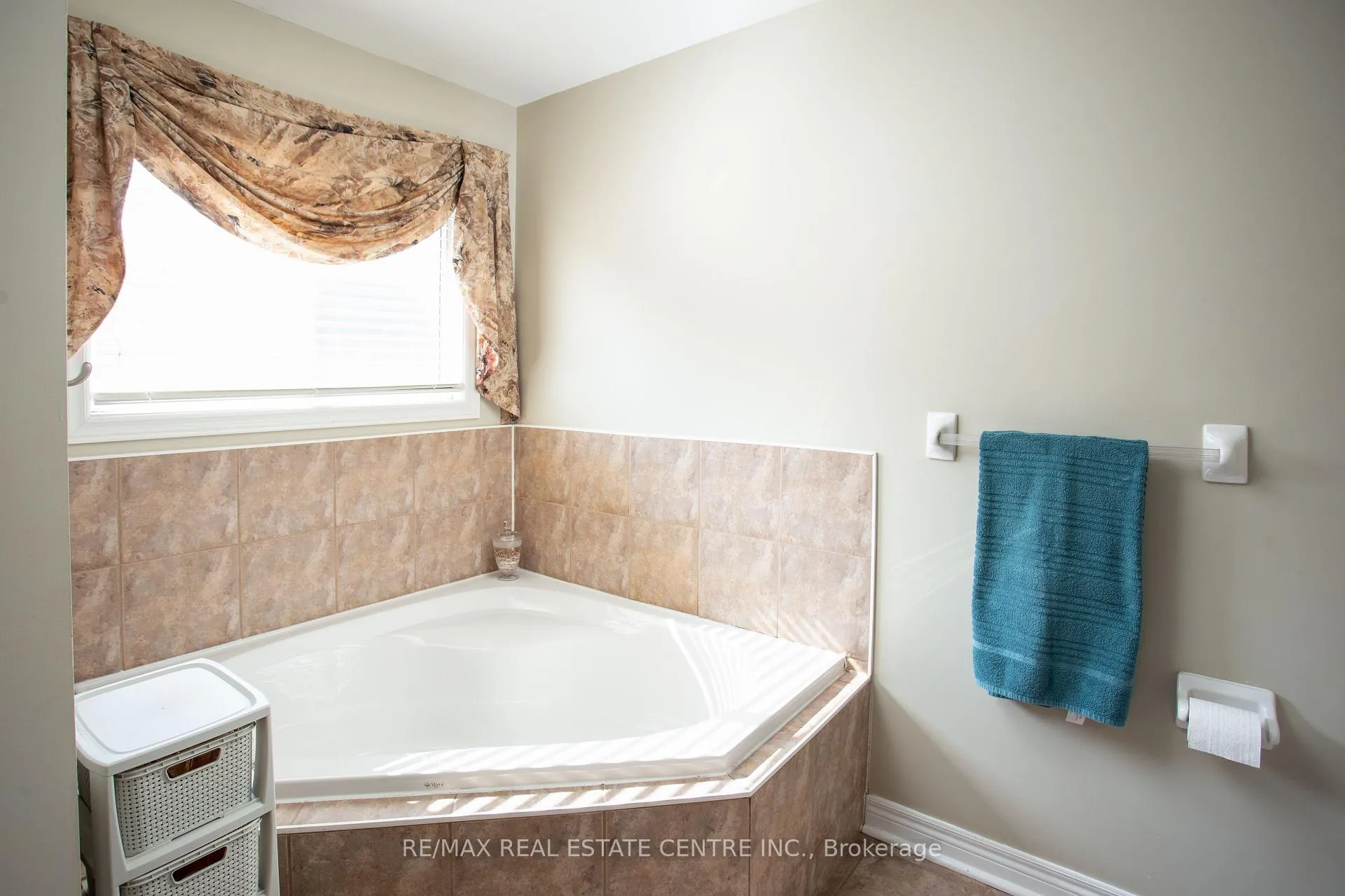 Photo 21 of 50 Cross Country Boulevard, Caledon, Bolton West — HOMEH