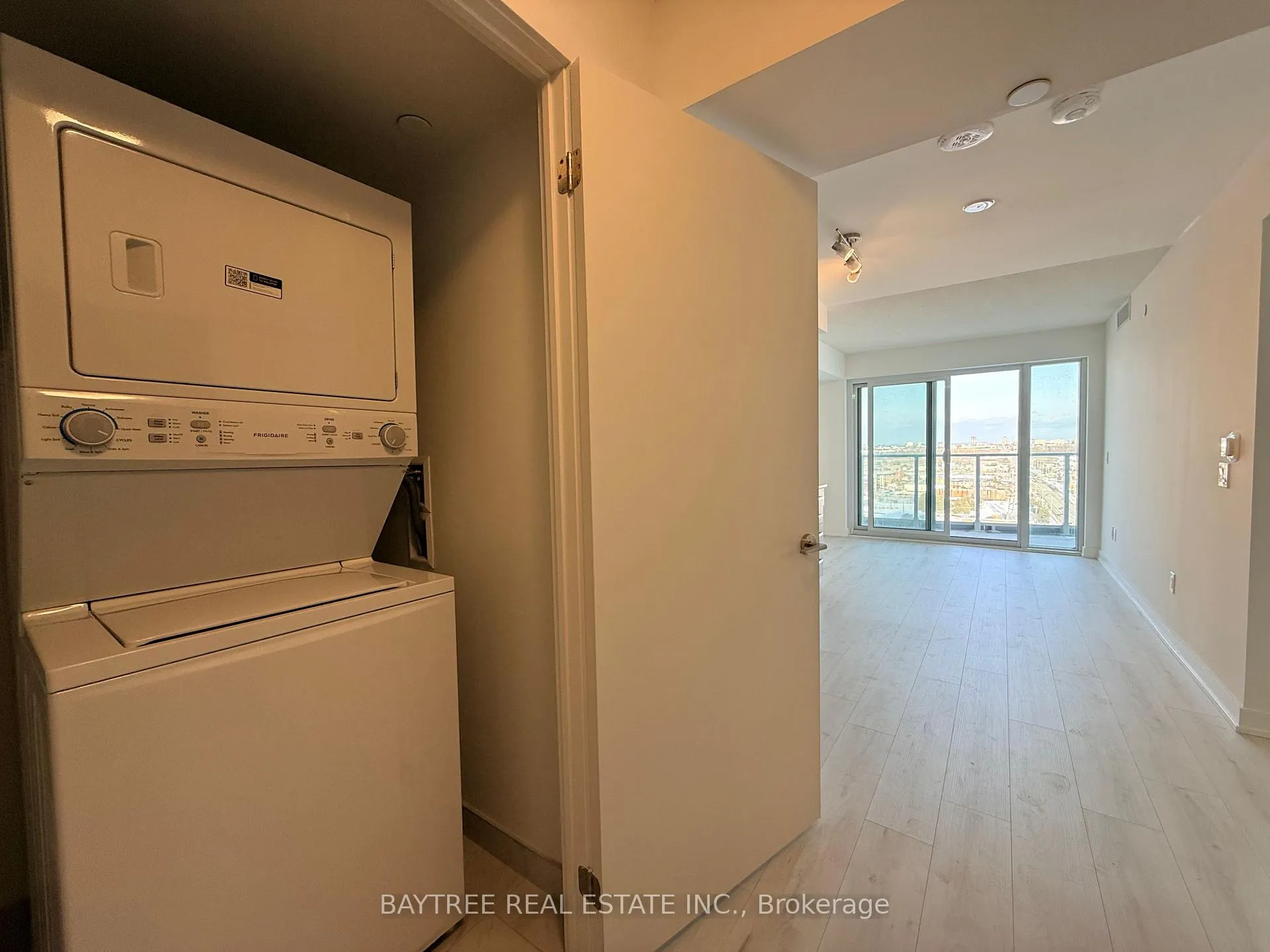 Photo 2 of Unit 1704, 1010 Sandy Beach Road, Pickering, Bay Ridges — HOMEH
