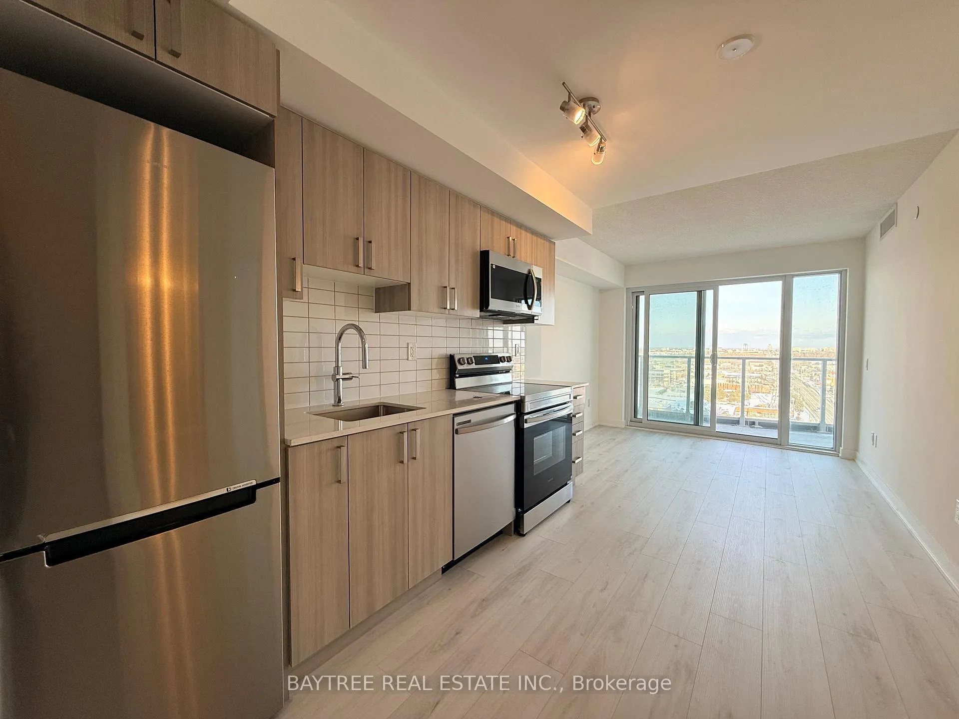 Photo 3 of Unit 1704, 1010 Sandy Beach Road, Pickering, Bay Ridges — HOMEH