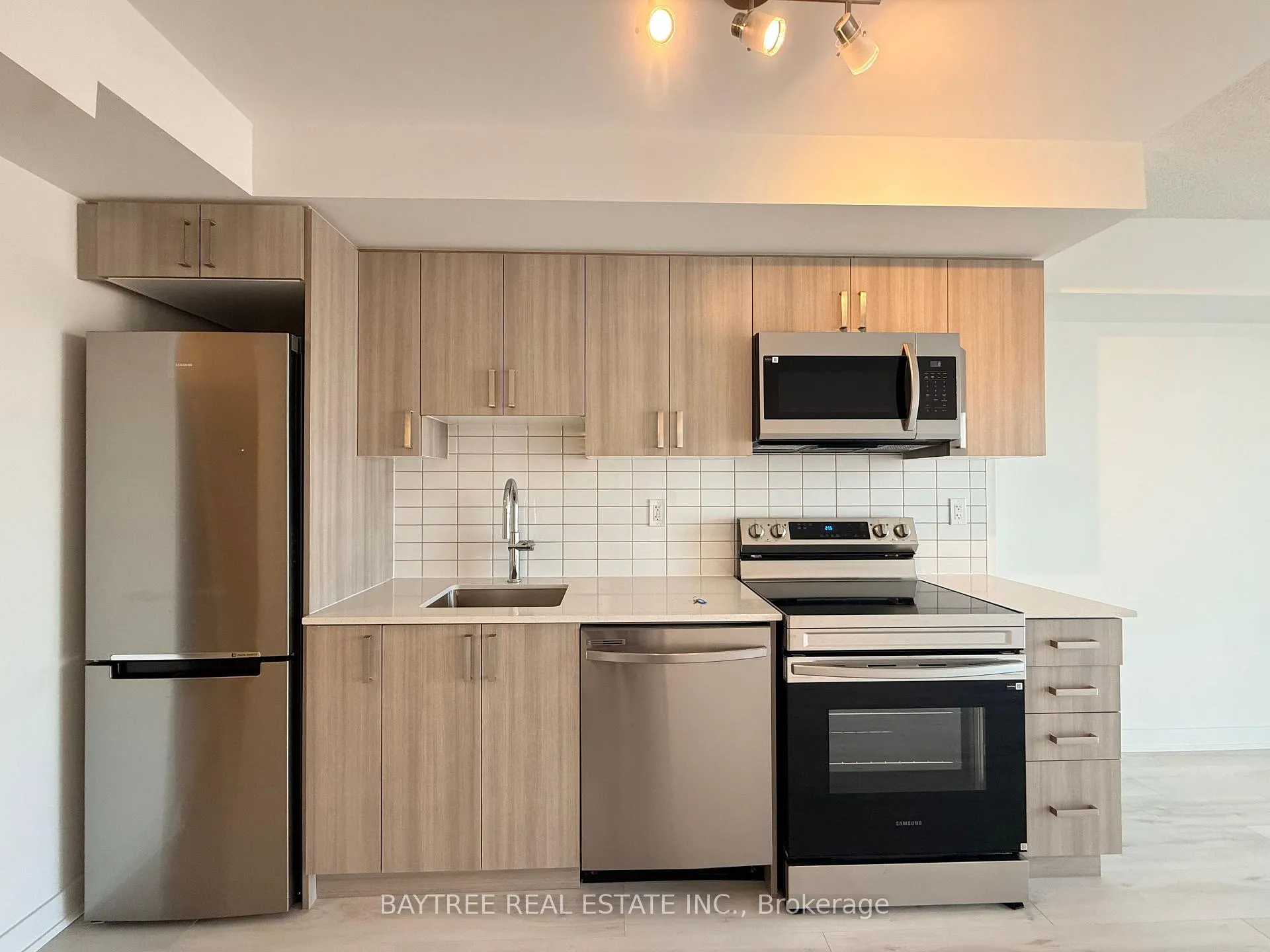 Photo 4 of Unit 1704, 1010 Sandy Beach Road, Pickering, Bay Ridges — HOMEH