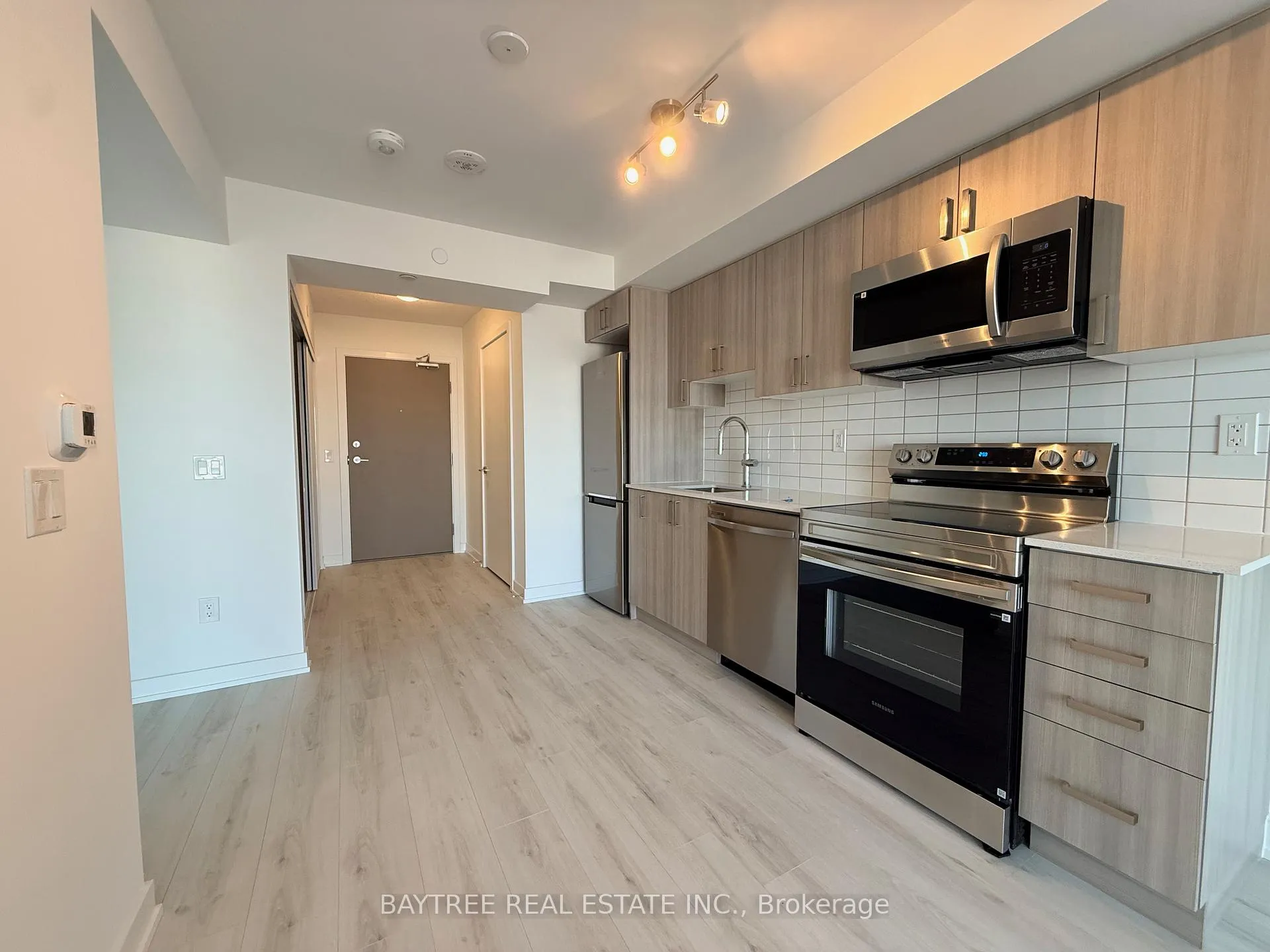 Photo 5 of Unit 1704, 1010 Sandy Beach Road, Pickering, Bay Ridges — HOMEH