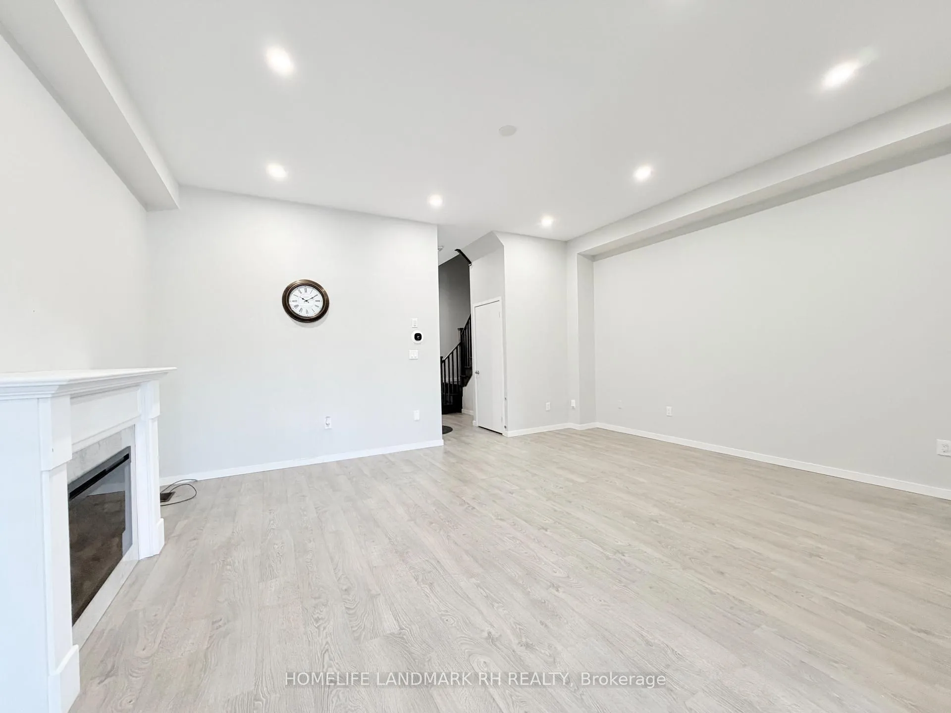 Photo 3 of 176 Elyse Court, Aurora, Bayview Northeast — HOMEH
