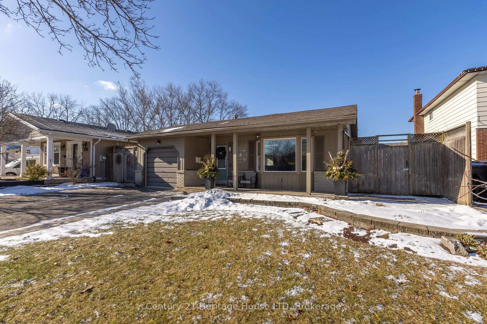 Photo 2 of 26 Royal Orchard Crescent, St. Catharines, Lakeport — HOMEH