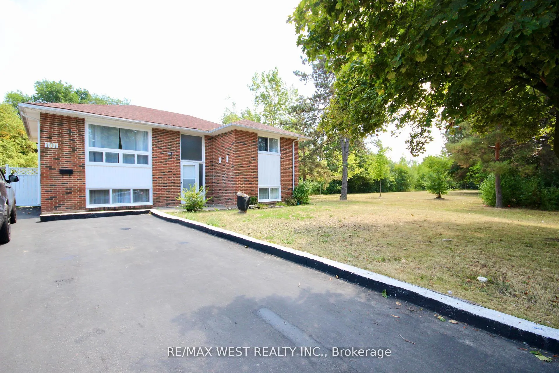 Photo 2 of 101 Dearbourne Boulevard, Brampton, Southgate — HOMEH