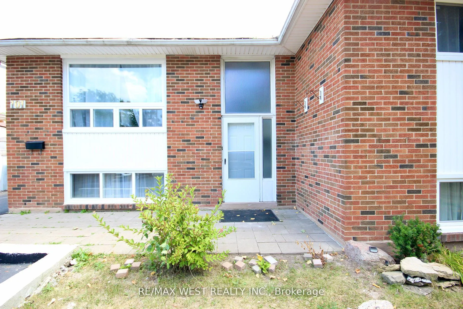 Photo 3 of 101 Dearbourne Boulevard, Brampton, Southgate — HOMEH