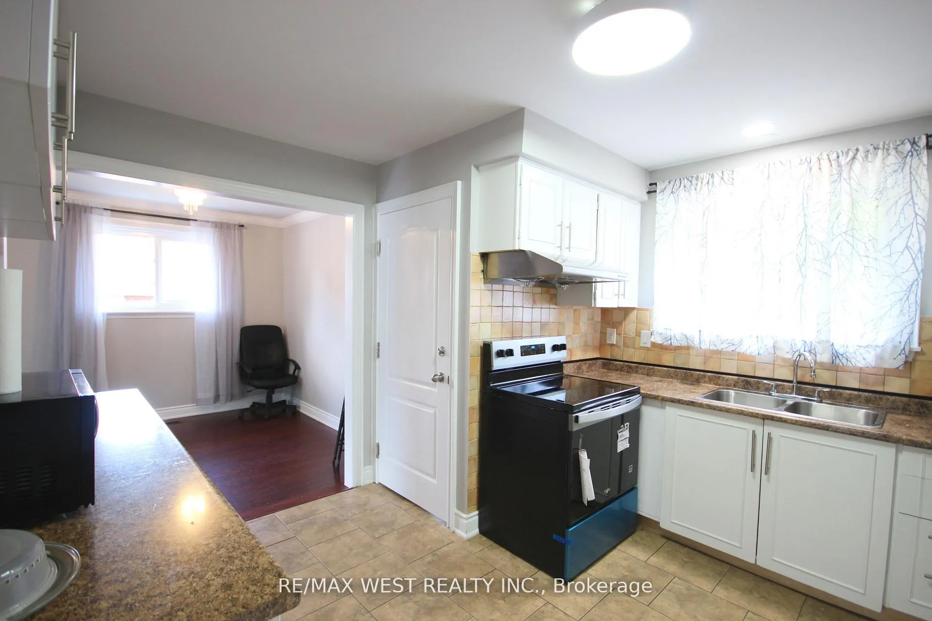 Photo 8 of 101 Dearbourne Boulevard, Brampton, Southgate — HOMEH