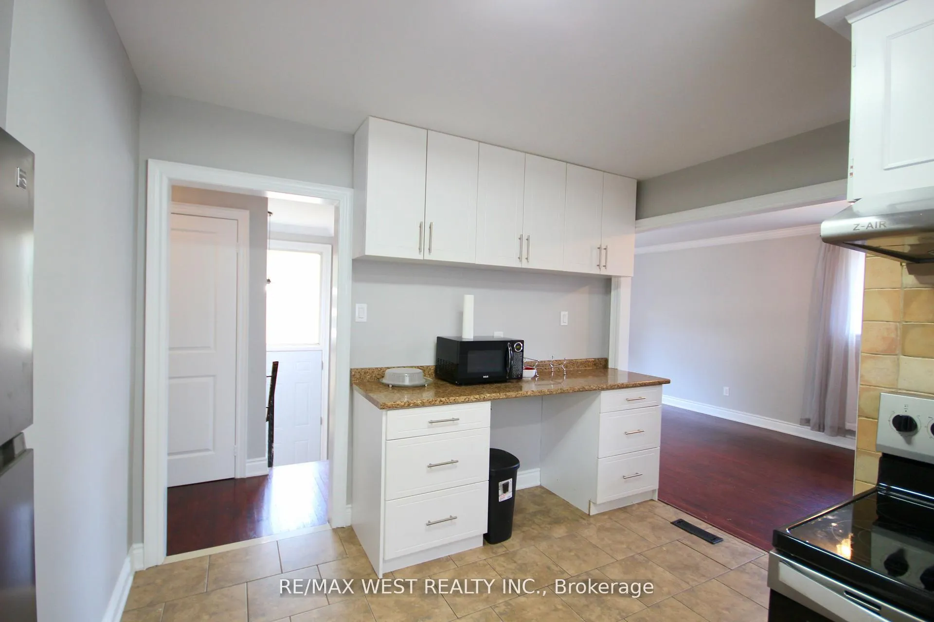 Photo 9 of 101 Dearbourne Boulevard, Brampton, Southgate — HOMEH