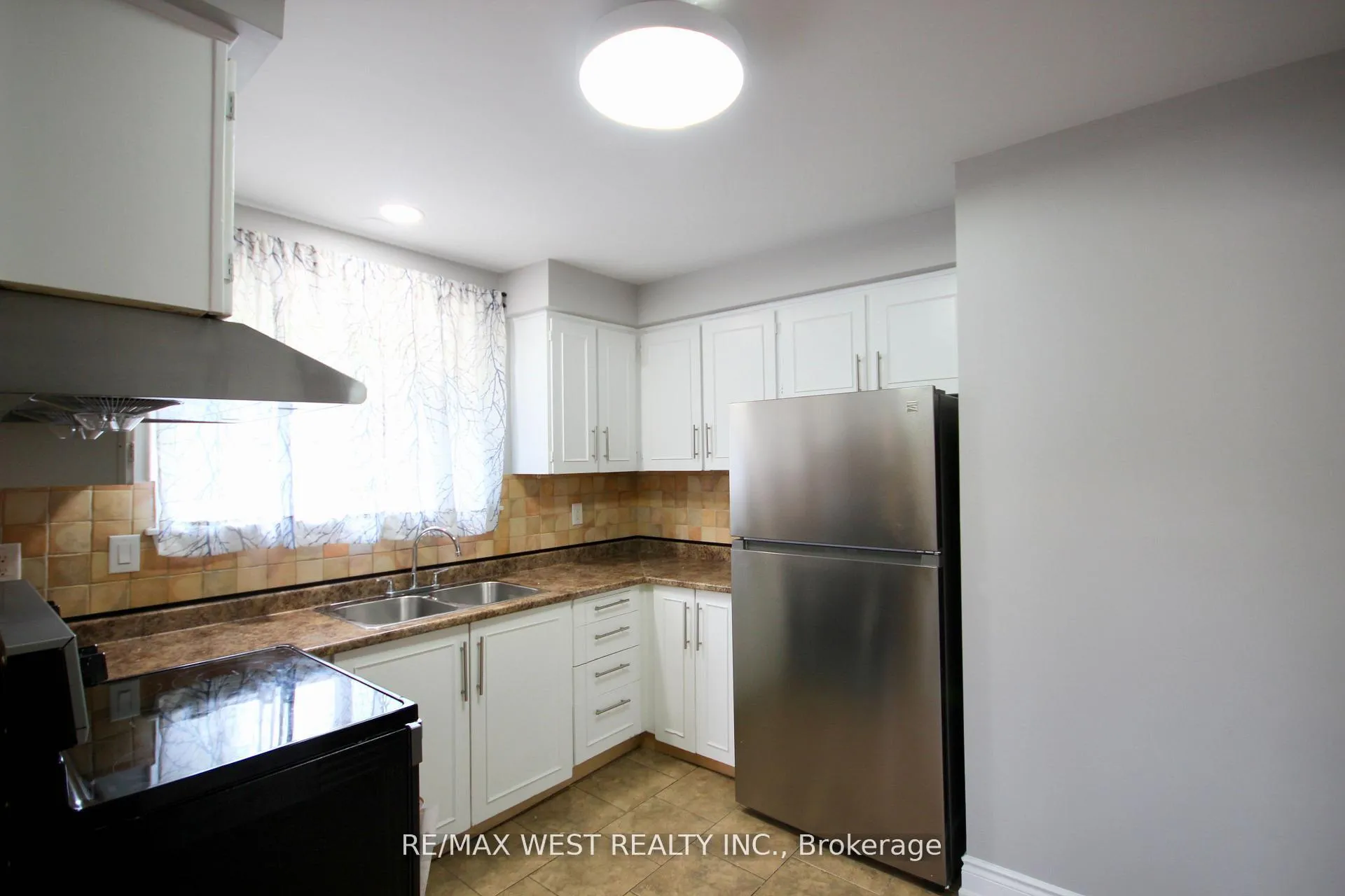 Photo 10 of 101 Dearbourne Boulevard, Brampton, Southgate — HOMEH