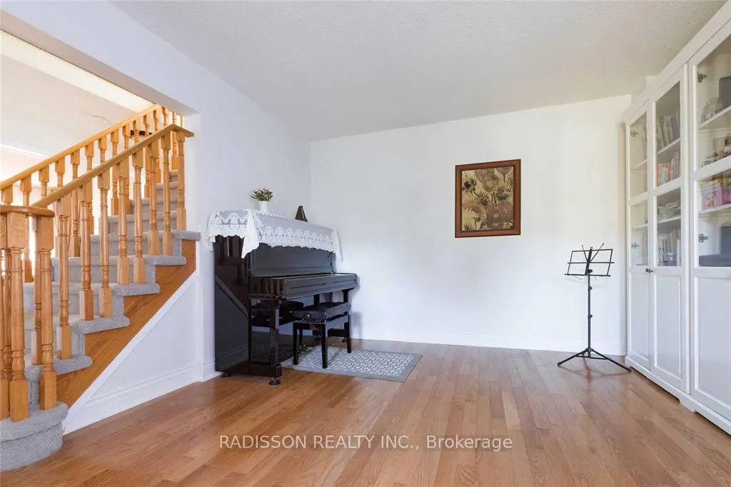 Photo 2 of 84 Tomlinson Circle, Markham, Buttonville — HOMEH