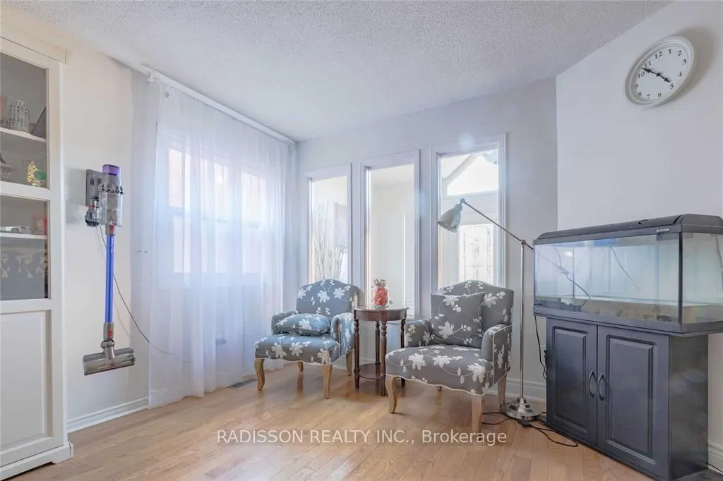 Photo 3 of 84 Tomlinson Circle, Markham, Buttonville — HOMEH