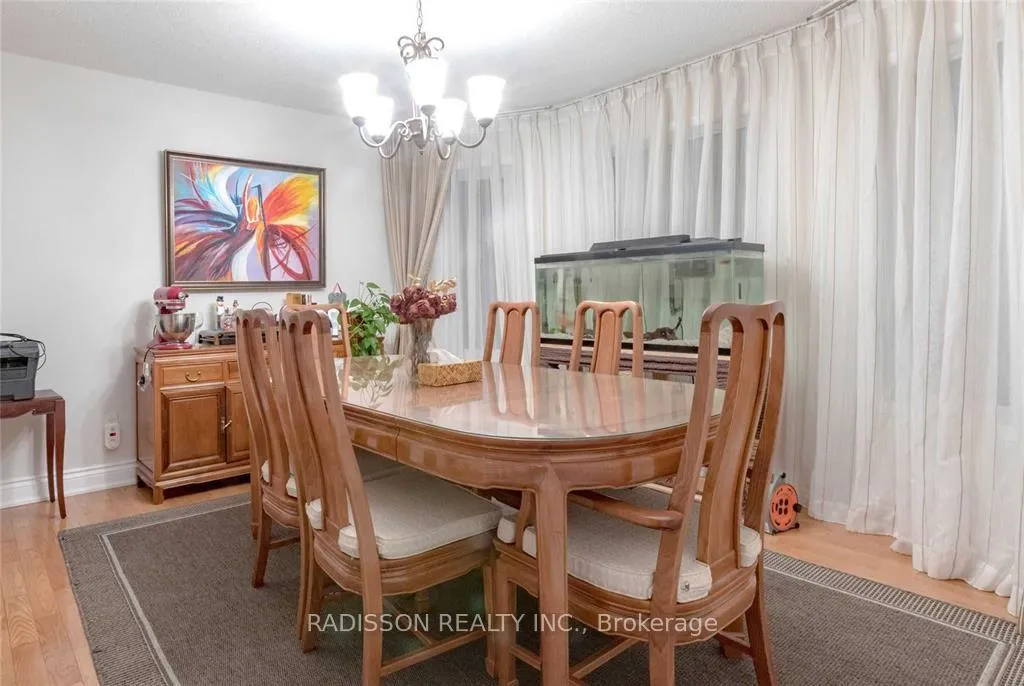 Photo 4 of 84 Tomlinson Circle, Markham, Buttonville — HOMEH