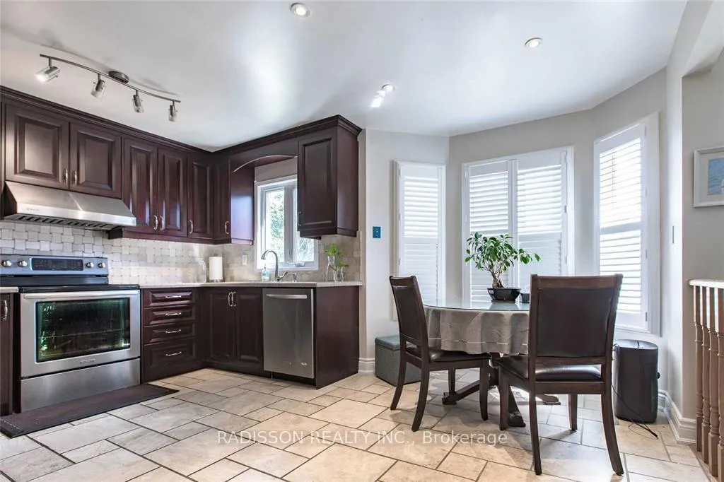 Photo 5 of 84 Tomlinson Circle, Markham, Buttonville — HOMEH