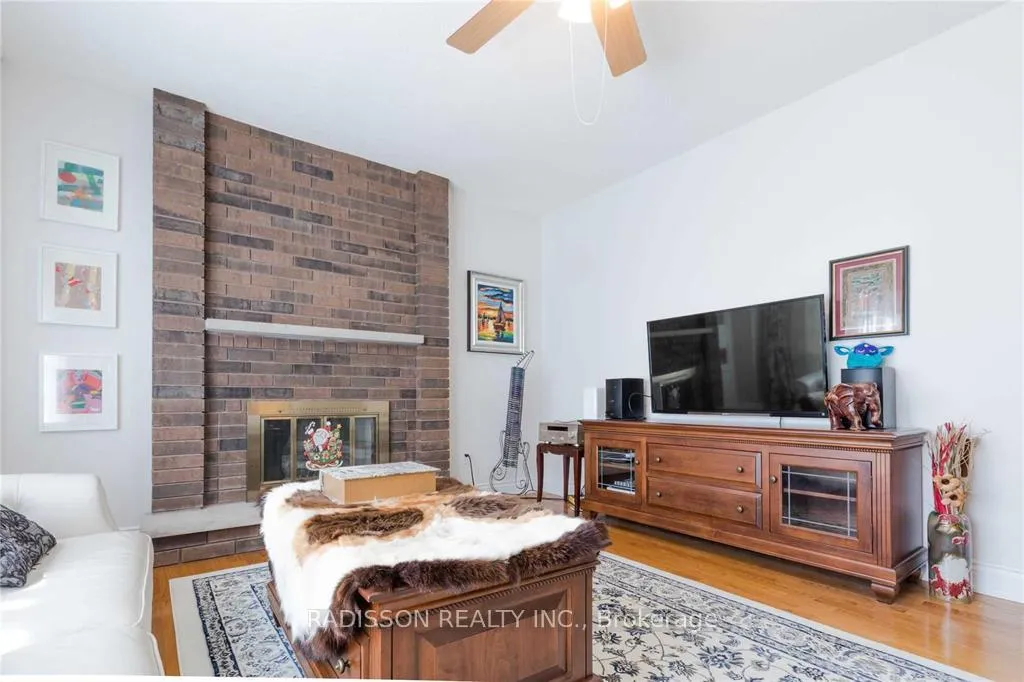 Photo 6 of 84 Tomlinson Circle, Markham, Buttonville — HOMEH