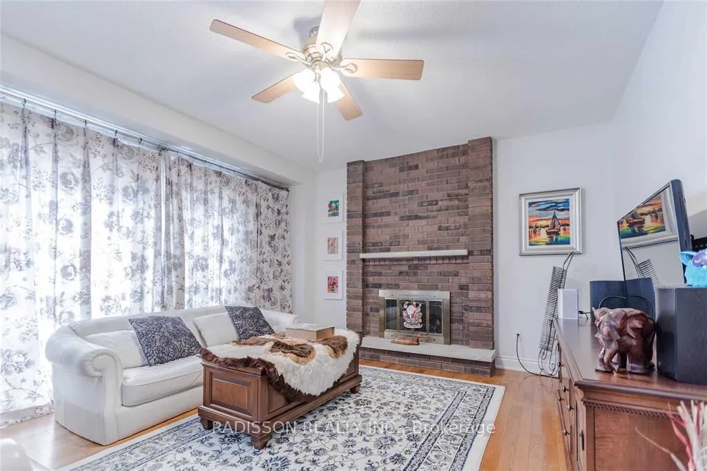 Photo 7 of 84 Tomlinson Circle, Markham, Buttonville — HOMEH