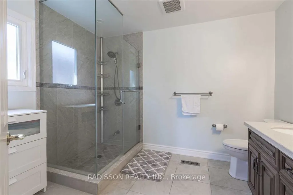 Photo 9 of 84 Tomlinson Circle, Markham, Buttonville — HOMEH