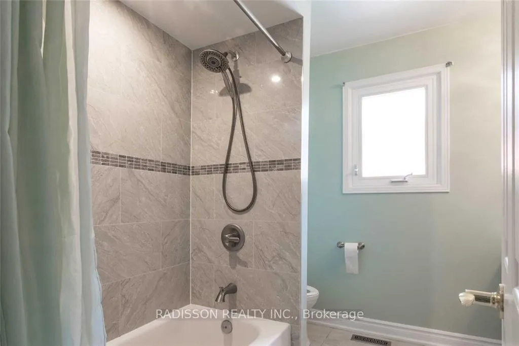 Photo 12 of 84 Tomlinson Circle, Markham, Buttonville — HOMEH