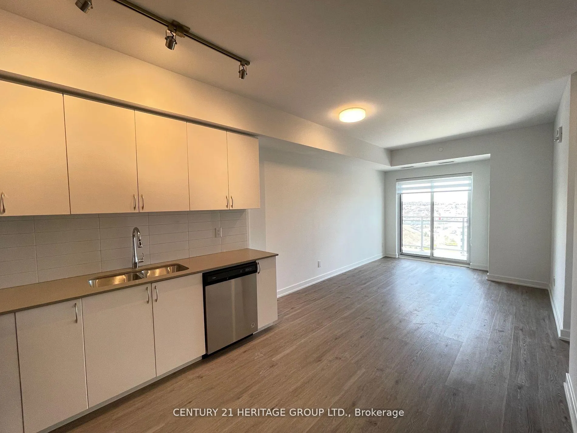Photo 3 of Unit 1003, 56 Lakeside Terrace, Barrie, Little Lake — HOMEH