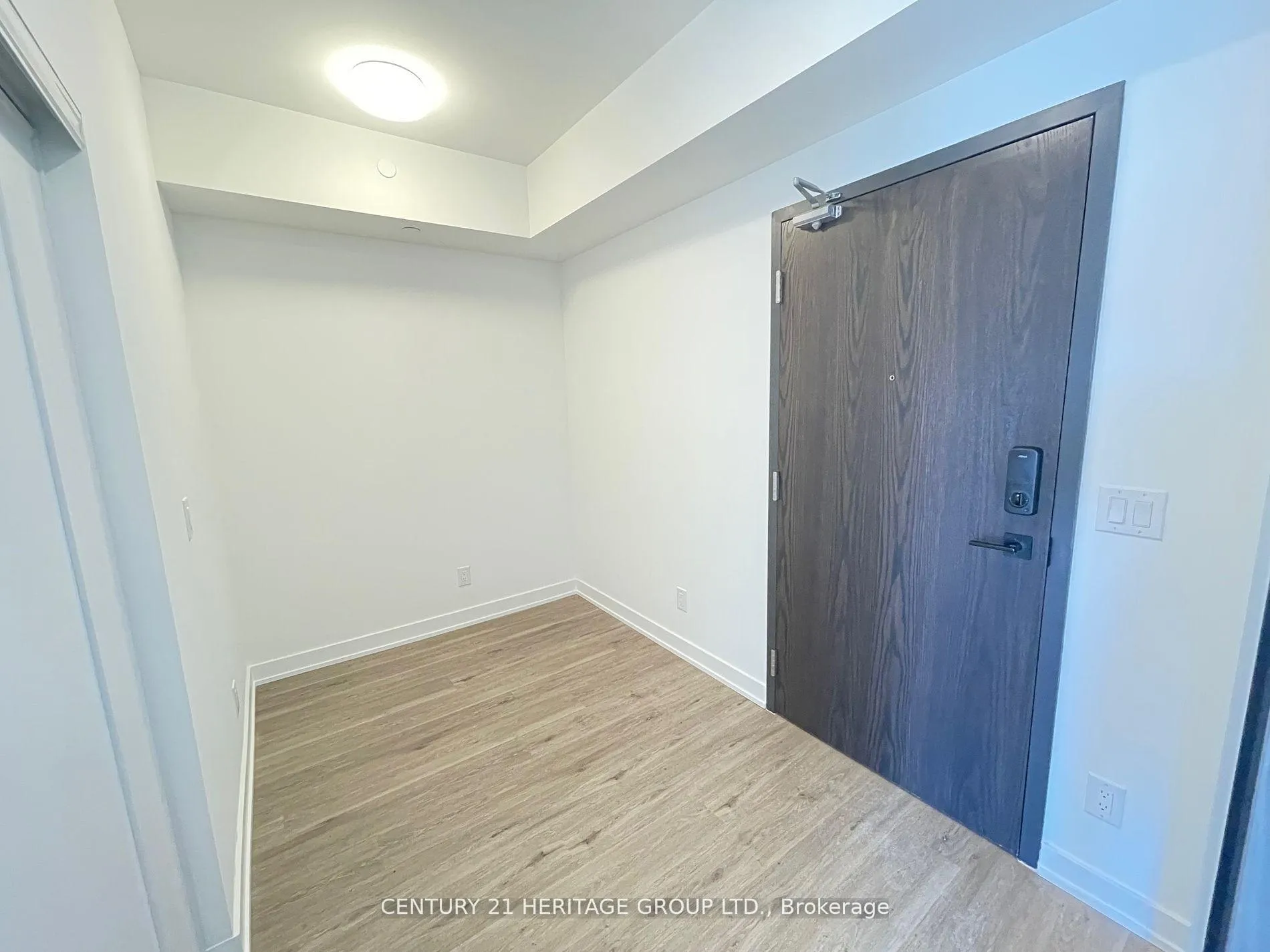 Photo 5 of Unit 1003, 56 Lakeside Terrace, Barrie, Little Lake — HOMEH