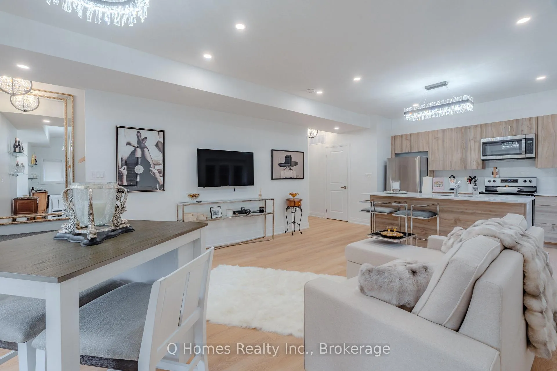 Photo 2 of Unit 3, 58 Mcnairn Avenue, Toronto, Bedford Park-Nortown — HOMEH