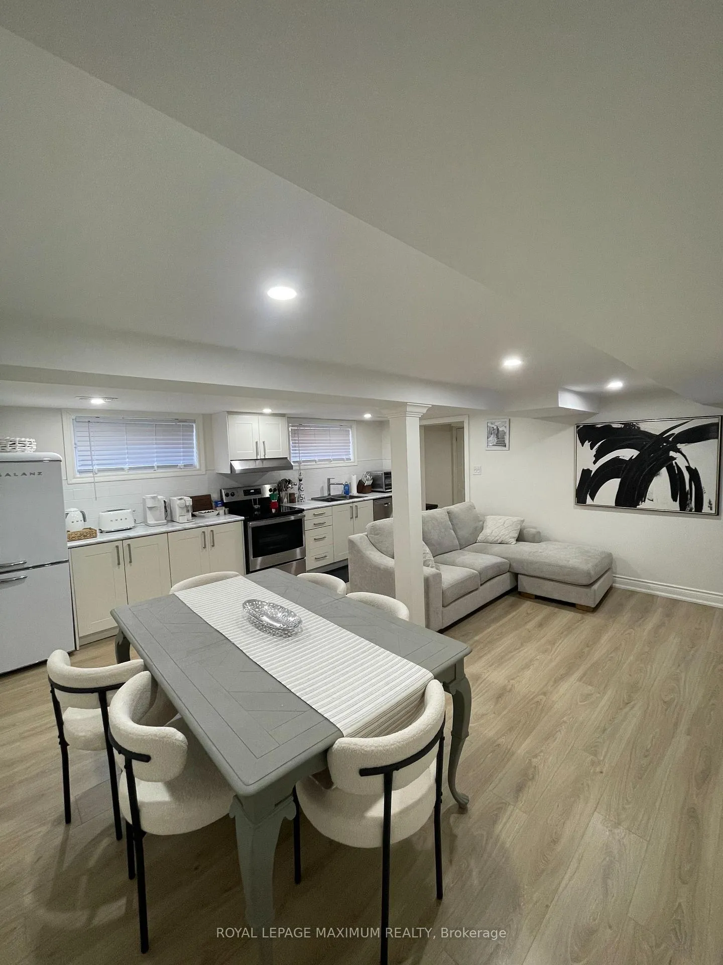 Photo 8 of 29 Pakenham Drive, Etobicoke, Rexdale-Kipling — HOMEH