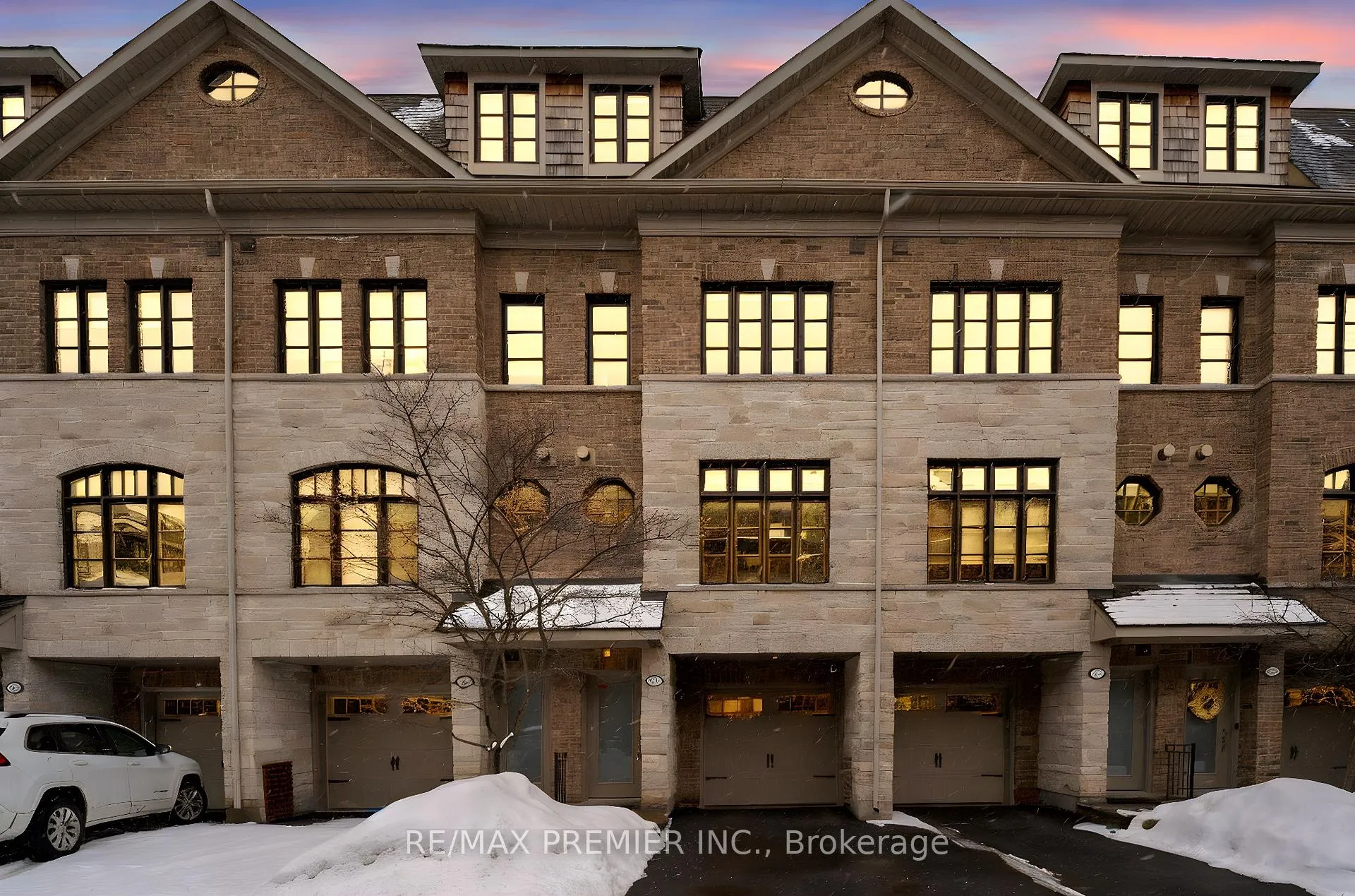 Front of Unit 12, 27 Powseland Crescent